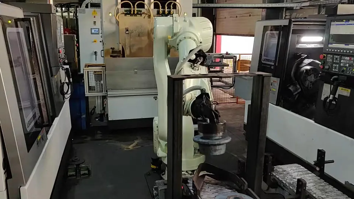 The cell between the two lathes
